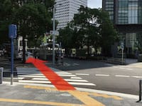 1つ目の横断歩道を渡りさらに道なりに進みます