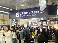 JR大阪駅中央口改札を出て自由通路を大丸方面に進みます